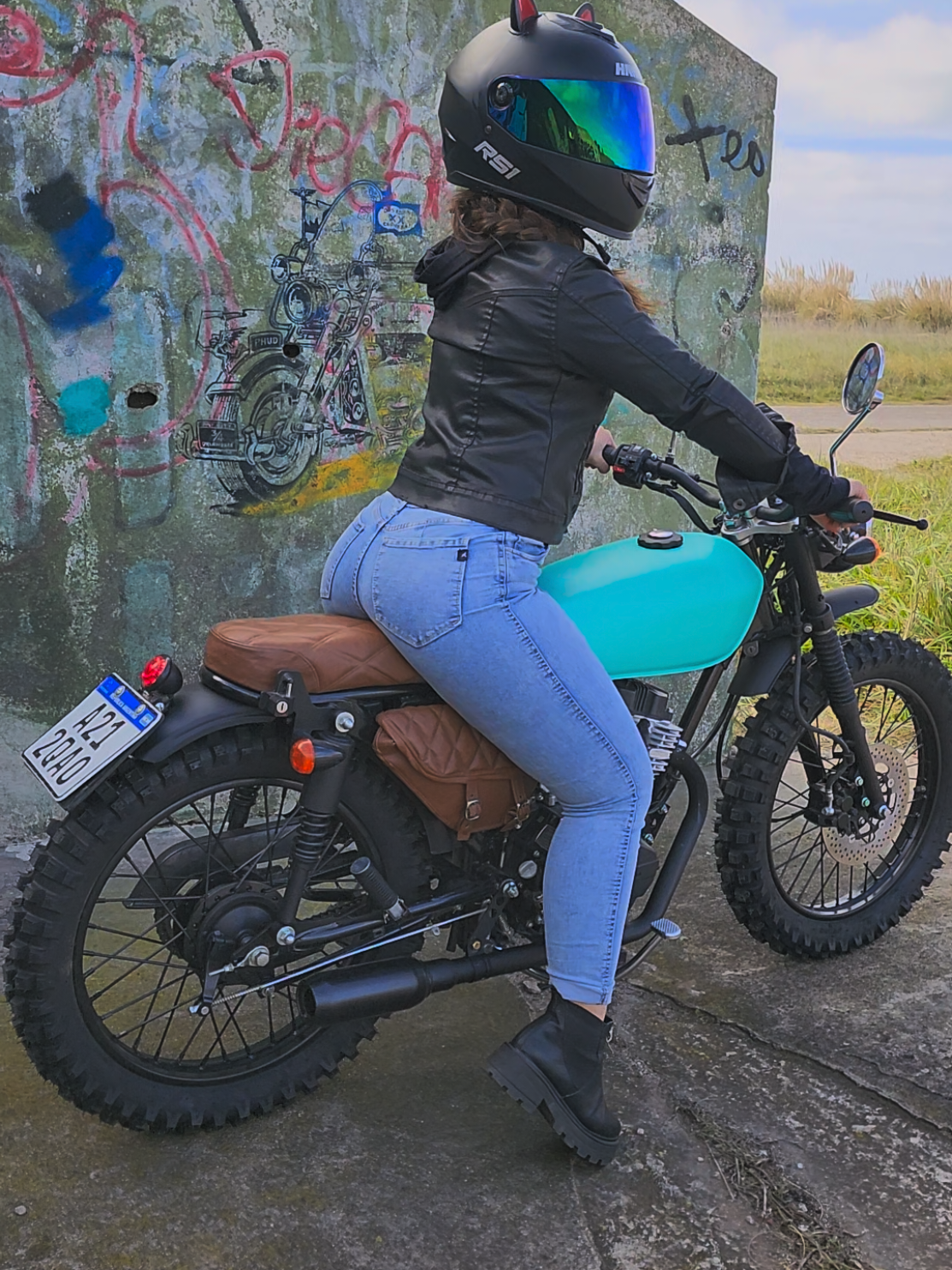 subi que te llevo 🤭  #paratii #viralvideos #stunt #motera #bikegirl #moto #zanella #gatubela #chicasenmoto #mdq #motociclista #fyp #costaargentina #mardelplata 