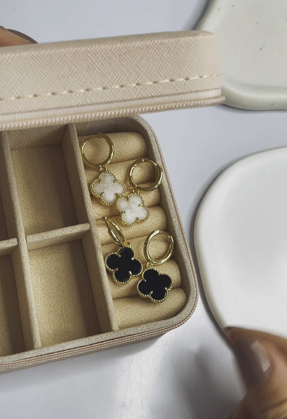 🎁 Presente em dobro para a sua mãe (ou para dividir com ela!) 💚 Na compra dos 2 brincos trevo, você GANHA um porta-joias exclusivo! ✨ Um mimo cheio de significado e estilo. Chama no WhatsApp e receba o catálogo completo 📲 wa.me/5562995740215 #diadasmães #PresenteEmDobro #Semijoias #BrincoTrevo #PortaJoias #Promoção