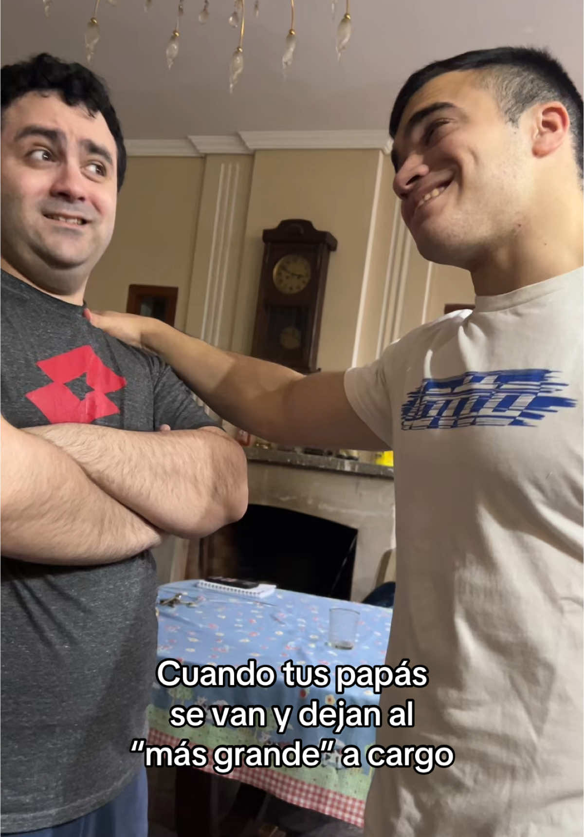El mayor o el musculoso? 🤔/ Instagram: @losariasbrothers/ #humor #gracioso #divertido #foryou #parati #marvel #hermanos 