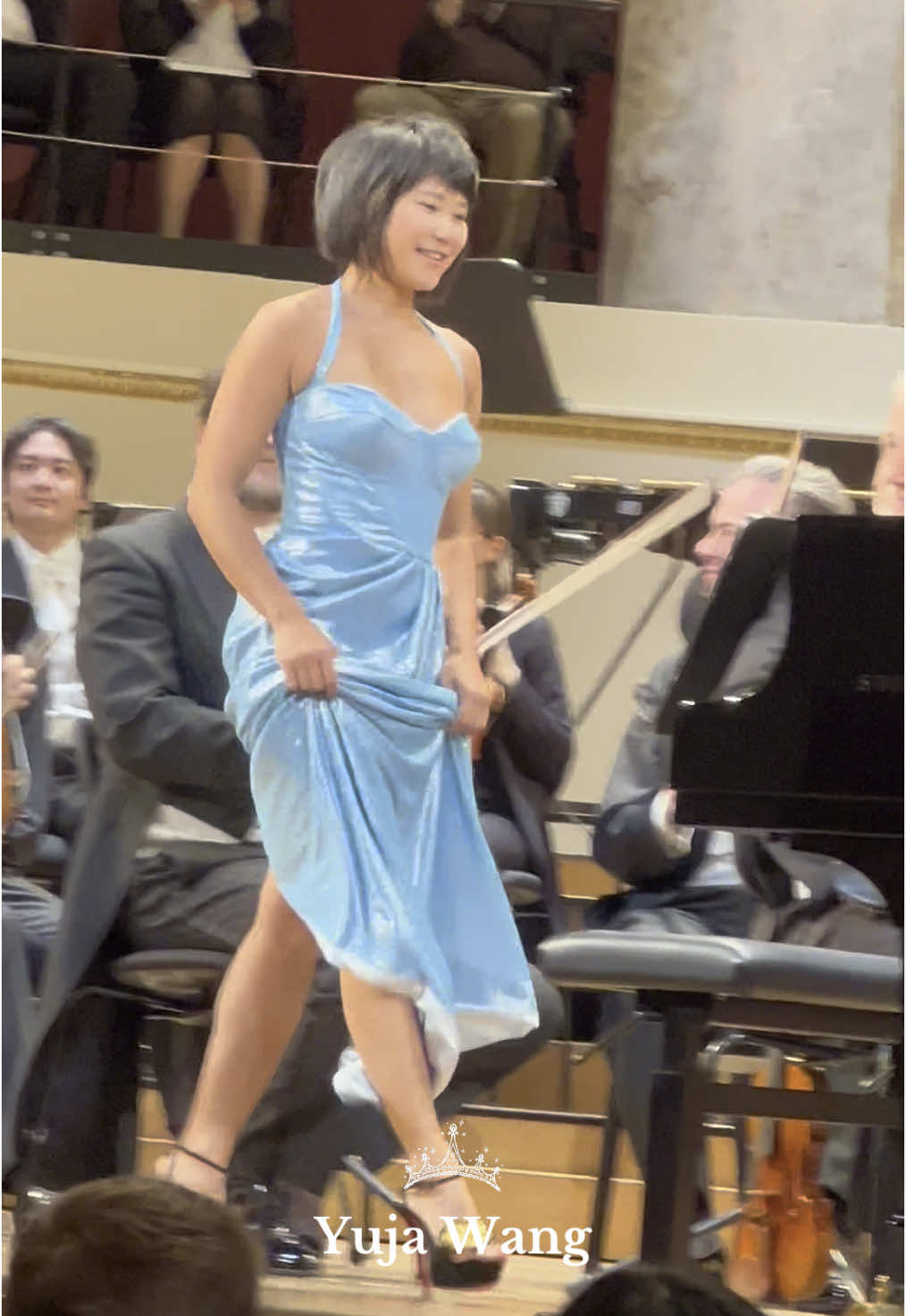 Yuja Wang, one of the most celebrated and decorated pianists of our time, takes her signature bow at the Wiener Konzerthaus, radiating emotion, brilliance and unshakable grace after a soul-stirring performance of Tchaikovsky that left the audience breathless. #wienerkonzerthaus #yujawang