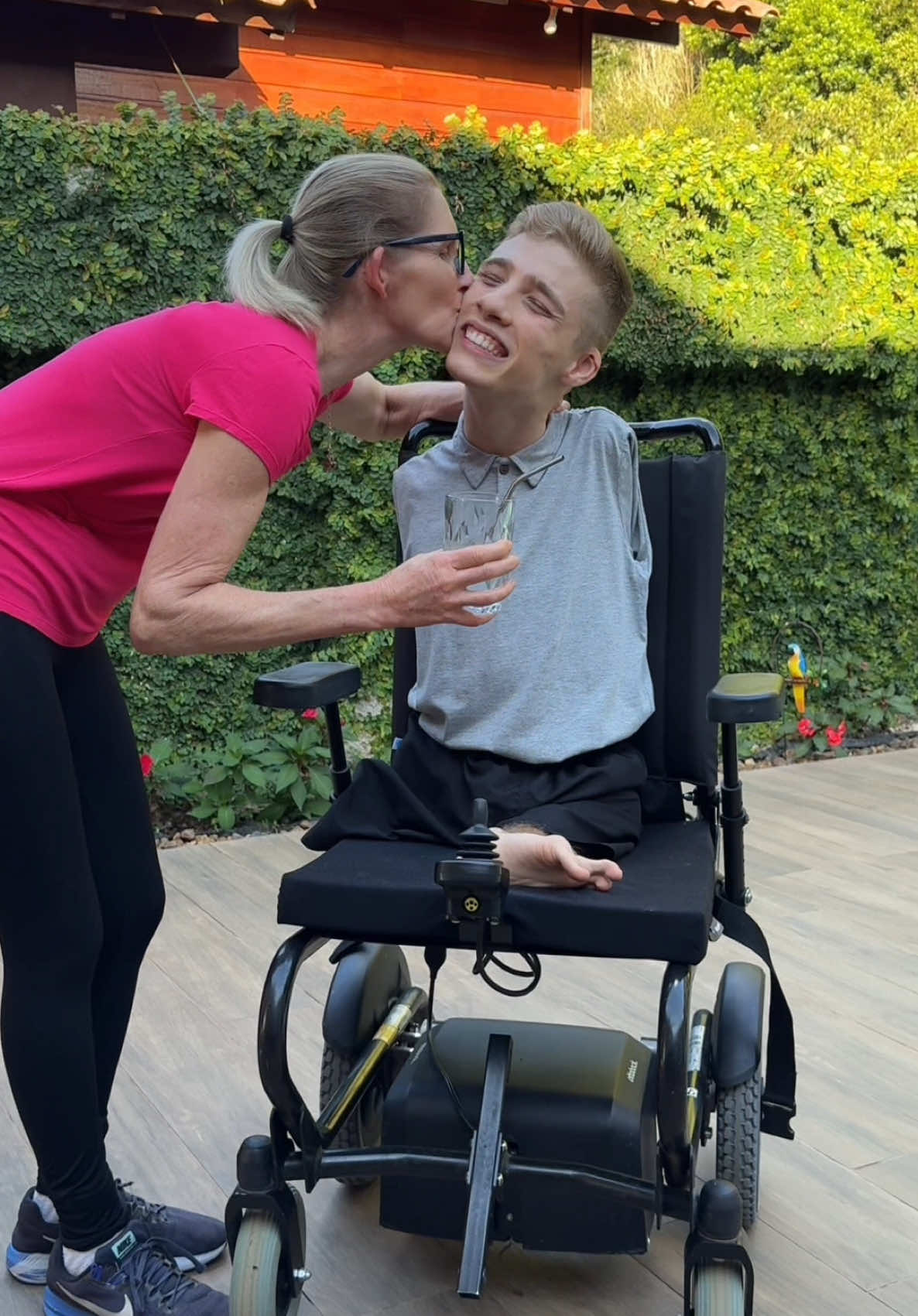 Todos temos nossos motivos para desistir. Mas também temos razões ainda maiores para continuar. Valorize quem caminha com você. #fypシ゚viral #fy #motivation #vida #music 