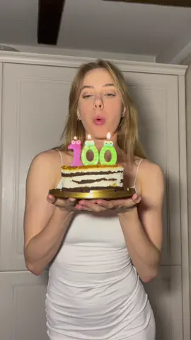 Спасибо вам! 🫶🏻 Я есть также в инсте: milamissmira 🤍  Кстати, как вам свечки? 😂 #swim #swimmer #пловчиха #плавание #sport #спорт #party #100k 