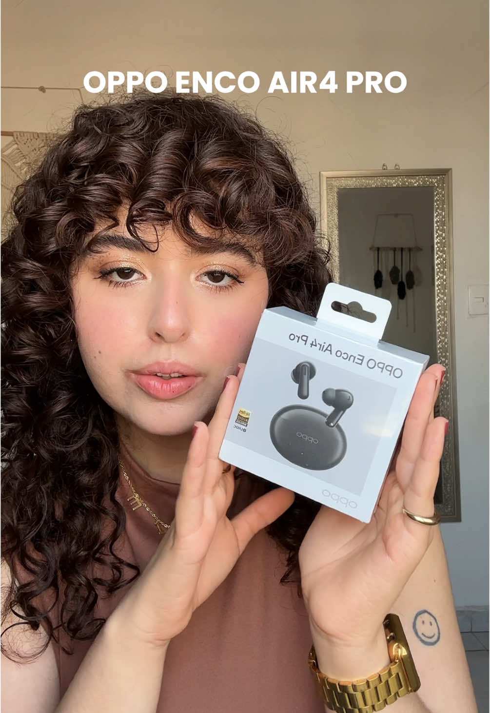 no sabía que unos audífonos tan chiquitos podían sonar TAN bien ✨ Los OPPO Enco Air 4 Pro vienen con todo, mis cosas favoritas fueron: 🗣️Cancelación de ruido activa (sí, real) 🎙️ Triple micrófono (para audios y llamadas más claras) 🔋 Hasta 44 horas de batería (sí, leíste bien, casi 2 días seguidos) 🔊 Hi-Res Audio, o sea, calidad pro Y encima son súper cómodos y compactos, ni los sientes puestos ¿Se nota que me gustaron mucho?🫣 Muchas gracias a @OPPO México por hacerme llegar estos audífonos tan increíbles y a ustedes por ver estos videos 💓 #OPPOEncoAir4Pro #OPPO #AudífonosOPPO #TechTikTok #CancelaciónDeRuido #HiResAudio #Gifted #OpinionPersonal #Audifonos #AudífonosBluetooth #UnboxingTech #Auriculares #AudifonosInEar #AngieDiazGL #TechReviewEspañol #TTShop