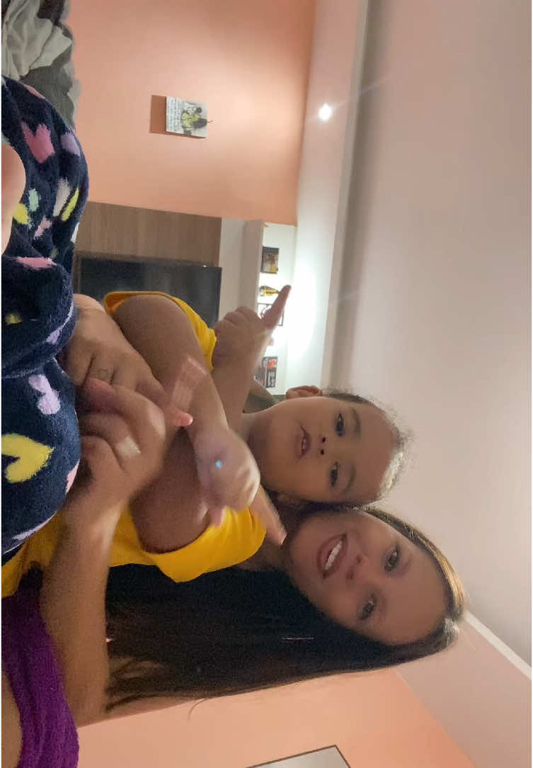 Ela pede e eu faço mesmo não sabendo, é só por diversão, nosso momento 💗🥺 #maeefilha #amor #maternidade #fyp #foryouu #videoviral 🍀