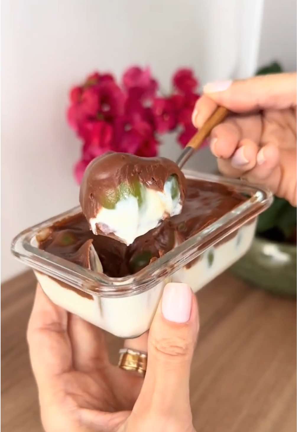 A receita mais pedida e a minha preferida! Bombom de Uva sem açúcar! ✨ Para o creme: • 2 potes de iogurte grego natural (tem que ser grego para dar a consistência do creme) • 4 colheres de sopa de leite em pó (usei sem lactose) • Dica: se quiser deixar mais proteico, substitua metade do leite em pó por 1 dose de whey protein de baunilha ou sem sabor • Uvas sem semente a gosto (ou morangos, se preferir) Para a cobertura: • 1 barra de chocolate sem açúcar (aproximadamente 80g), derretida • 5 colheres de sopa de creme de leite sem lactose (aproximadamente meia caixinha) Modo de preparo no vídeo! #receita #saudavel #receitasaudável #facildefazer #fit #semacucar #bombom
