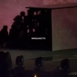 RELATO DE UMA DAS PESSOAS QUE VIU ESSE MOMENTO AO VIVO ME DISSE: Bom, quero dizer, eles estavam tocando como sempre e estava quase na hora de subir no palco, então eles apertaram as mãos e Lee Know se virou para ver Han e eles se aproximaram e eu vi que quem estava ao lado, se bem me lembro, era Seungmin. Ele os viu e riu um pouco. E Lee Know parecia que ia beijar Han, mas começamos a gritar. | a mesma comentou no meu vídeo e confirmou que esse foi o momento que ela viu os dois, colocou até o @ da moça do vídeo. Procurei conversar com ela, e a mesma me disse isso. || #leeminho #hanjisung #leeknow #HAN #foryouapage #straykids #minsung #boddaramji 