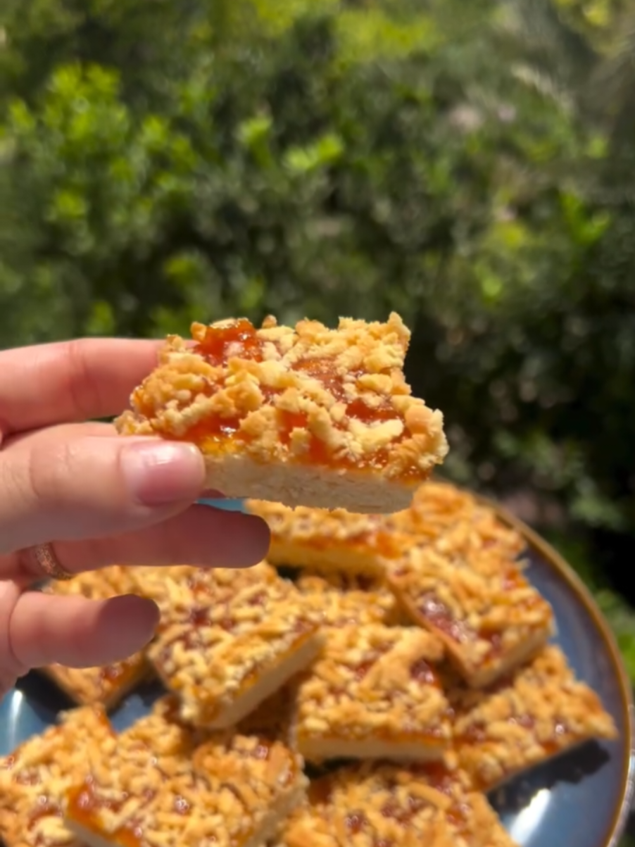 مبروشة أو تارت المربى 😋 المقادير: ۲۰۰ غ زبدة بحرارة الغرفه اختارو) زبدة طيبة) - ٣/٤ كوب سكر - بیضه- فانيليا- برش ليمونة- ٣ اكواب طحين- ملعقتين وسط بيكنج بودر الطريقة: - منخفق الزبدة والسكر - منزيد البيضة و الفانيليا و برش الليمون و منخفق- منزيد الطحين والبيكنج بودر و منعجن منيح لحتى تتماسك العجينة- منشيل شوي من العجينه على جنب و مندخلها التلاجه لبين ما خلصنا الباقي - منمد العجينة بصينية فرن - منحط مربی المشمش - منبرش العجينة الي كانت بالتلاجه- مندخلها الفرن المحمى على حرارة ١٦٠ النار من تحت لحتى تصير الاطراف زهر منشعل النار شوي من فوق مع المراقبة  #tarte #fyp #foryoupage #viral #tiktokcookbook #sisokitchen #تارت#حلويات#مربى#لبنان 