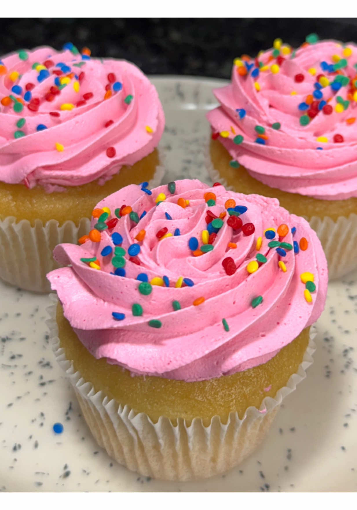 Respondendo a @Jéeh Oliveira  CUPCAKE FÁCIL🧁😍🥳 👉1 ovo 👉1 xícara de açúcar  👉1/2 xícara de óleo  👉1 xícara de leite 👉1 e 1/2 xícara de farinha de trigo 👉Essência de baunilha a gosto(opcional) 👉1 colher de sopa de fermento    👉Coloque todos os ingredientes no liquidificador ou mixer e bata até ficar homogêneo. 👉Coloque a massa nas forminhas de cupcake até preencher 2/3 da forminha, pra não transbordar. 👉Leve pra assar no forno pré aquecido a 180 graus. Pra saber se já está assado pode fazer o teste do palito, depois de uns 20 minutos abra o forno e espete um palito de dente no centro do cupcake, se sair limpo já está pronto. 👉Retire do forno espere esfriar, fure e recheie com o que gostar mais, eu fiz de doce de leite e decorei com chantilly. Meu chantilly ficou poroso, então deixei ele mais lisinho com leite condensado, usei corante em gel rosa.  #bolodecaseiro #bolodecaseirodeverdade #bolodecaseirostop #bolocaseiro #bolocaseirofacil #bolocaseiros #bolocaseirodelicia #bolocaseirodeverdade #bolocaseirogourmet #bolocaseirosimples #bolocaseirodavovó #bolofacil #receitas #receitasimples #receitasfaceis #receitaspratododia #receitassimples #receitasfantasticas #receitastiktok #cupcakedecenoura #cupcake #cupcake #cupcakes #receitadeaniversario #cupcakecombrigadeiro #cupcakedeumovo #bolo #bolocaseiro #cupcakefacil #cupcakede1ovo #receitas #receitasimples #receitasfaceis #receitaspratododia #receitassimples #receitasfantasticas #receitastiktok #fy #fyp #fypシ #fypシ゚viral #fypage #vaiprofycaramba #aniversarioinfantil #aniversario #aniversário #Recipe #recipes #recipesoftiktok #viraltiktok #tiktokfood #foodtiktoks 