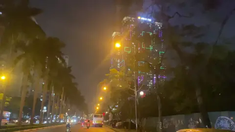 Anh không có khái niệm yêu nhiều hay ít. Nếu đã nói yêu em , thì nhất định có em trong lòng.                         Em tử tế, yêu thương và trân trọng anh, thì anh cũng sẽ hết lòng hết dạ vì em #nhachaymoingay #nhacnaychillphet #nhactamtrang #duongpho #nhachottiktok 