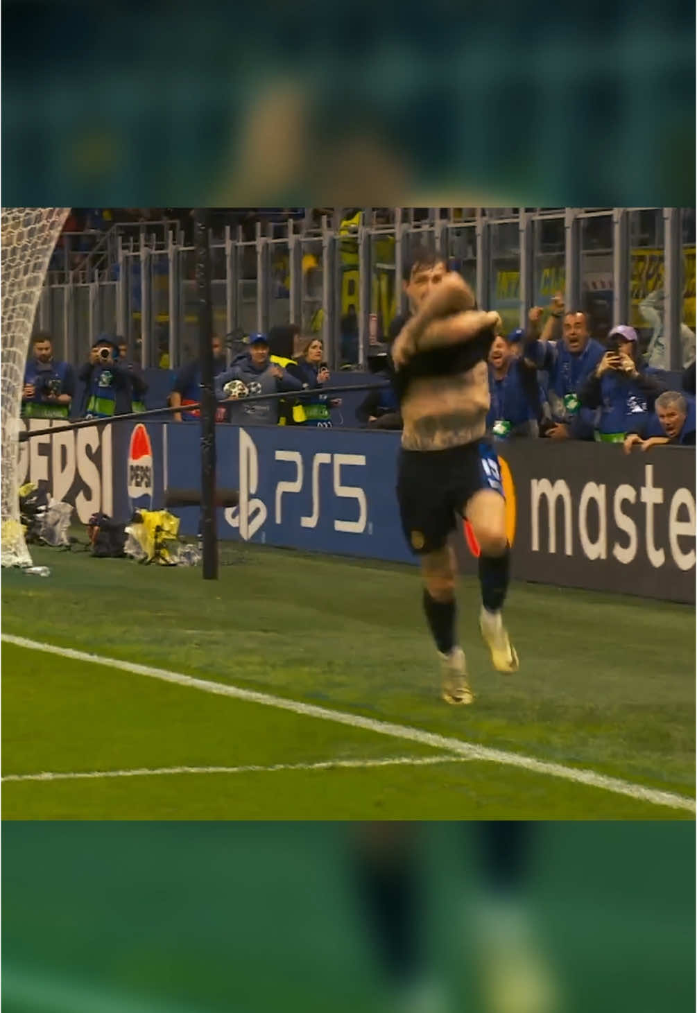 🎙️ “ACERBIIII! FRATTESIIII! È FINALE!” La voce di Repice che esplode, il cuore che salta, San Siro che viene giù. 🔥 Una partita pazza. ⚽ 13 gol in due atti. 🖤💙 L’Inter non muore mai. Un’impresa d’altri tempi. Una squadra che gioca col sangue agli occhi. Una voce che ce la racconterà per sempre. Il 31 maggio giochiamo la finale. A Monaco. 🎧 Guardalo fino all’ultimo secondo. 📤 Condividilo. 📌 Salvalo. Perché notti così non tornano. Ma restano dentro. Grazie Repice. Grazie Inter. #Inter #Finale #Repice #ChampionsLeague #Acerbi #Frattesi #SanSiro #Gol #NottiEuropee #ReelVirale #ForzaInter