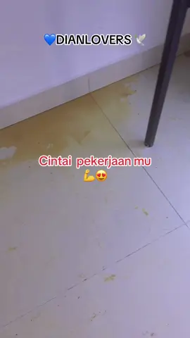 Ttp tenang meskipun gaji di byar perlahan😴ttp semangat dan cintai lh Pekerjaan mu.. Maka semua akan berjalan dngan hati yg senang #semangatberjuang #cleaning #cleaningservice 