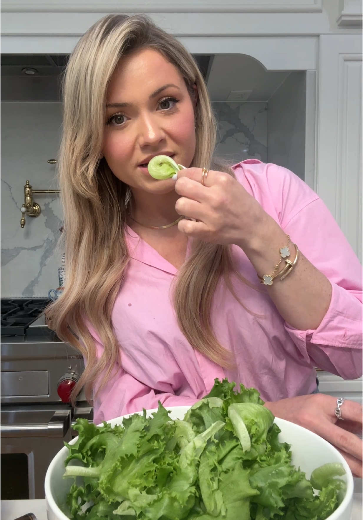 Let’s make another one of my famous salads! I guarantee your guests will ask you what’s in the dressing 🥗 #salad #saladtiktok #saladtok #crunchy #simplerecipe #EasyRecipe #easydinnerideas 