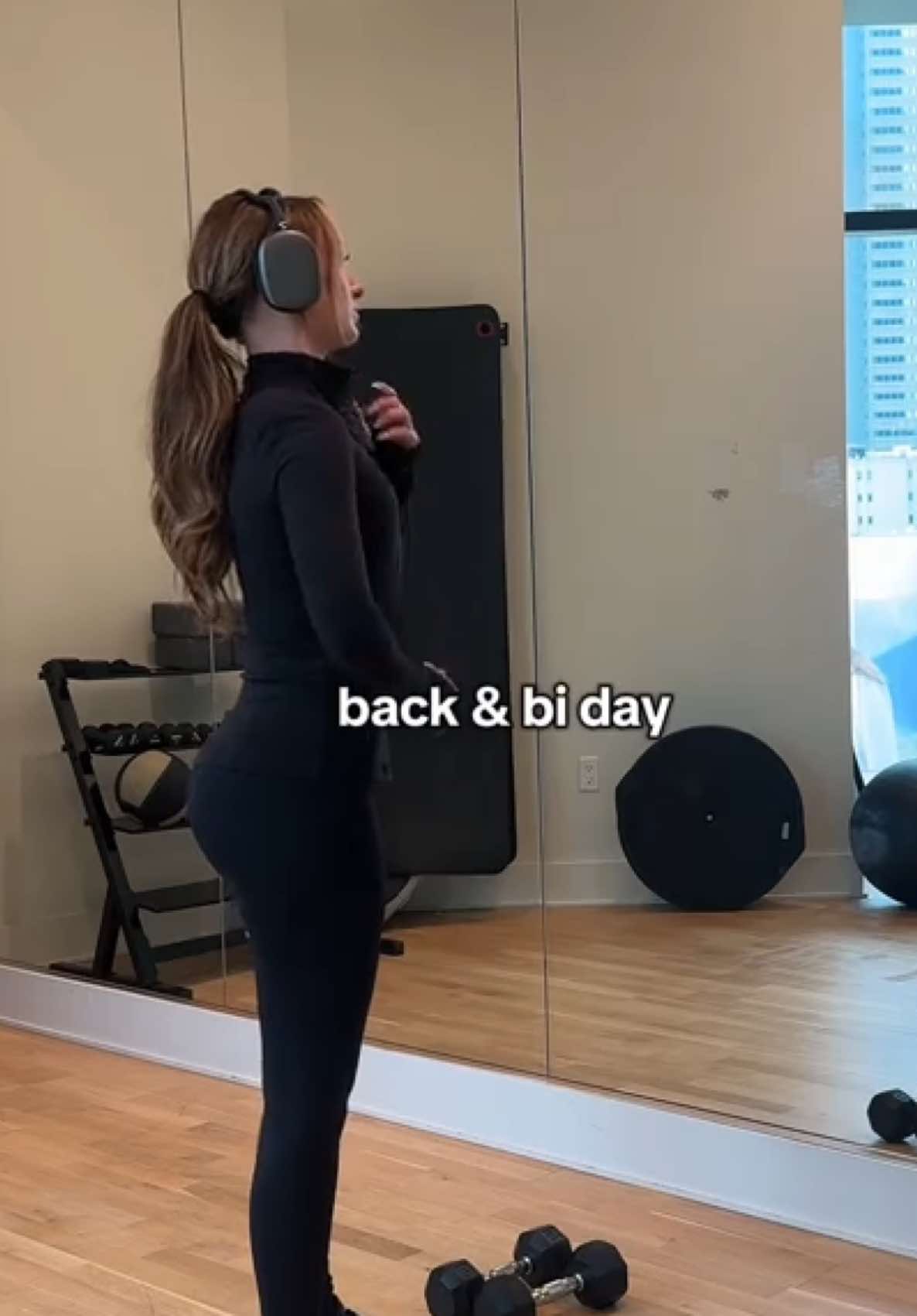 back & bi day except i feel like my form is off because it’s been so long — workout: @nairee kiana 