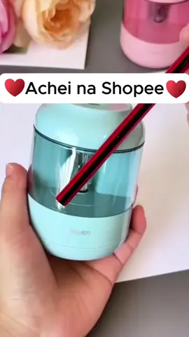 Mais praticidade no seu dia a dia escolar! ✏⚡ O Apontador Elétrico Automático funciona a pilha, possui depósito para resíduos e afia lápis com rapidez e precisão. Ideal para estudantes e escritórios. https://s.shopee.com.br/4VQ2czrncW  #ApontadorElétrico #MaterialEscolar #PraticidadeNoEstudo #EscritórioOrganizado #AfiaLápisAutomático