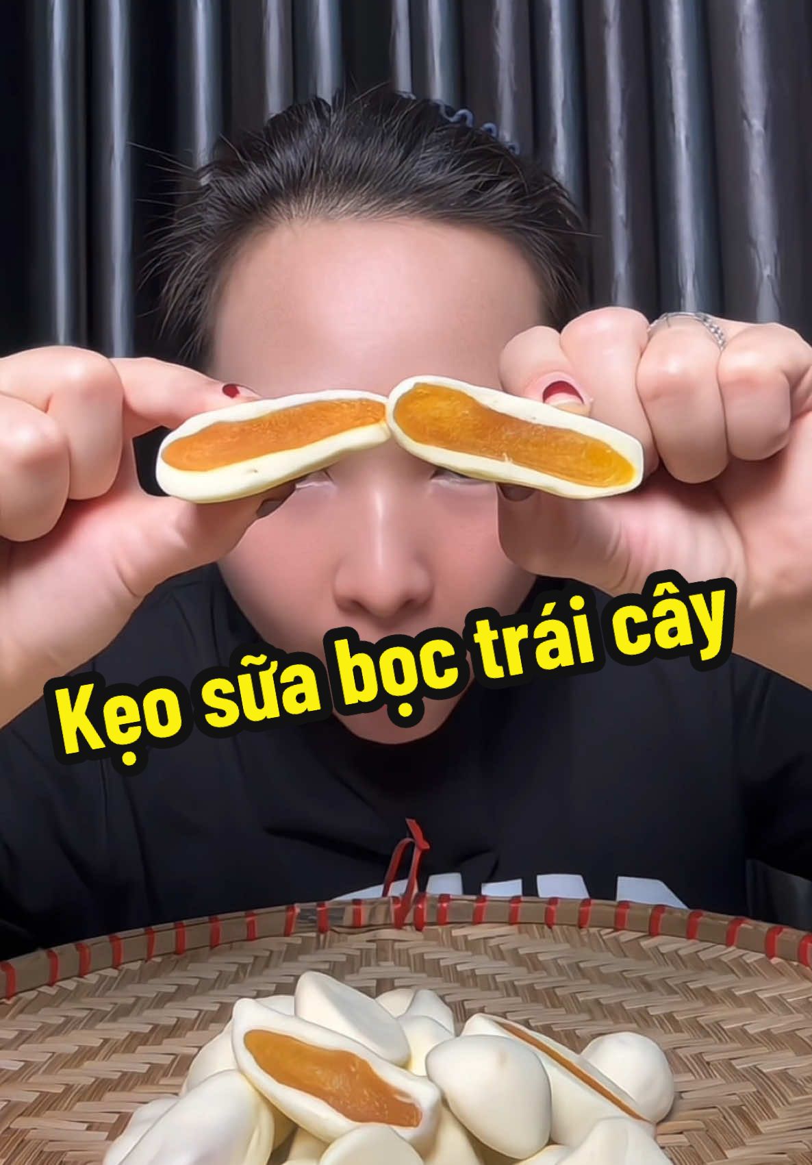 Đã có ai thử món ăn vặt này chưa. Kẹo sữa bọc trái cây sấy dẻo, ăn cuốn lắm nha mọi ng #quynhbeomukbang #ancungtiktok #lyxuanly1984mukbang #mukbang #viral 