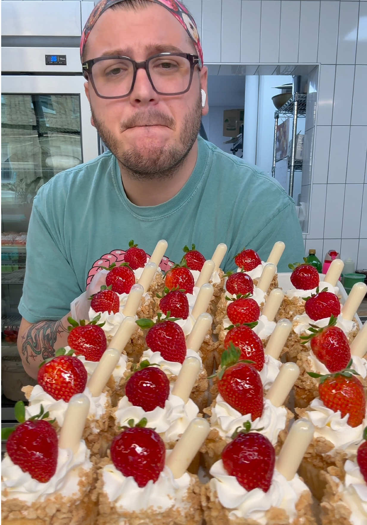 Part 2 of decorating 16 dozen cupcakes… it’s the tres leches ones for meeeee 🧁✨ #cupcakesoftiktok #cupcakeflavors #bakerylife 
