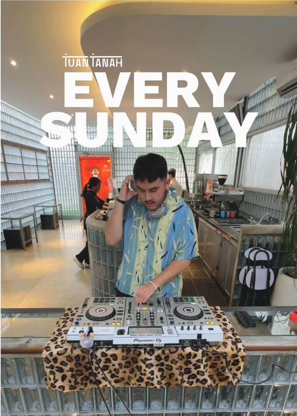 Spinnin’ beans and brewing beats with @davey! The perfect soundtrack to your coffee break! ☕🎶🪩🕺🏻💃 🪩EVERY SUNDAY🪩 at TUANTANAH - PONDOK BAMBU 19:30 - 21:30 #TuanTanah #livemusic #livemusicjakarta #livemusicjakartatimur #coffeeshopjakartatimur #coffeeshopjakarta #jakartaplacetogo