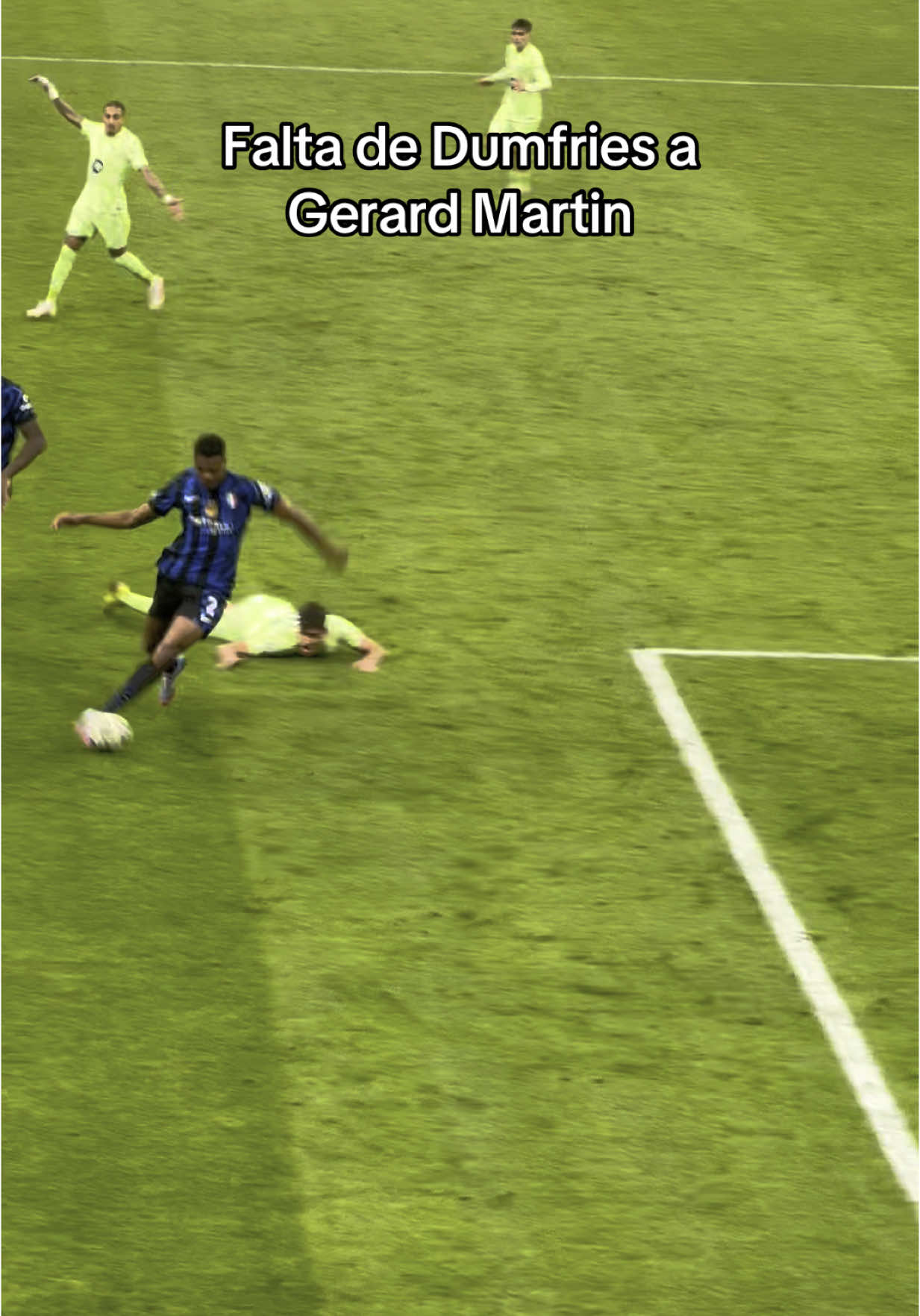 Dumfries hace falta a Gerard Martin en el gol de Acerbi en el Inter Milan 4-3 Barcelona de Champions League (robo 💸) #dumfries #barcelona #gerardmartin #championsleague #intermilan 