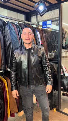 Chamarra de piel negra 🔥 Lujo salvaje, actitud que domina y estilo que no pide permiso. No sigas la moda… impón tu propio camino. #PielPremium #Estil