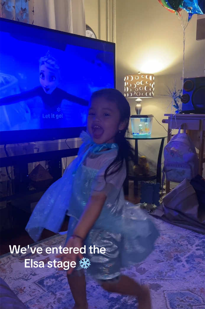 Luna's new favorite princess 👑 ❄️ #frozen #disney #luna #tiktok #kids #cute #dancing #singing 