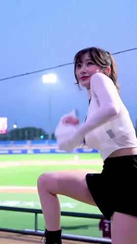 Lee Ju-Eun on the floor 🔥🔥🔥 #fypシ゚viral #dance #cheerleader 