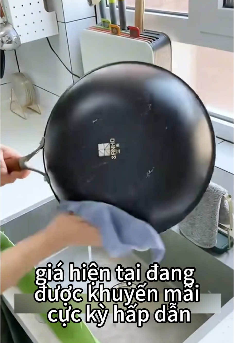 Gel tẩy siêu mạnh – làm sạch đáy nồi đen tức thì!