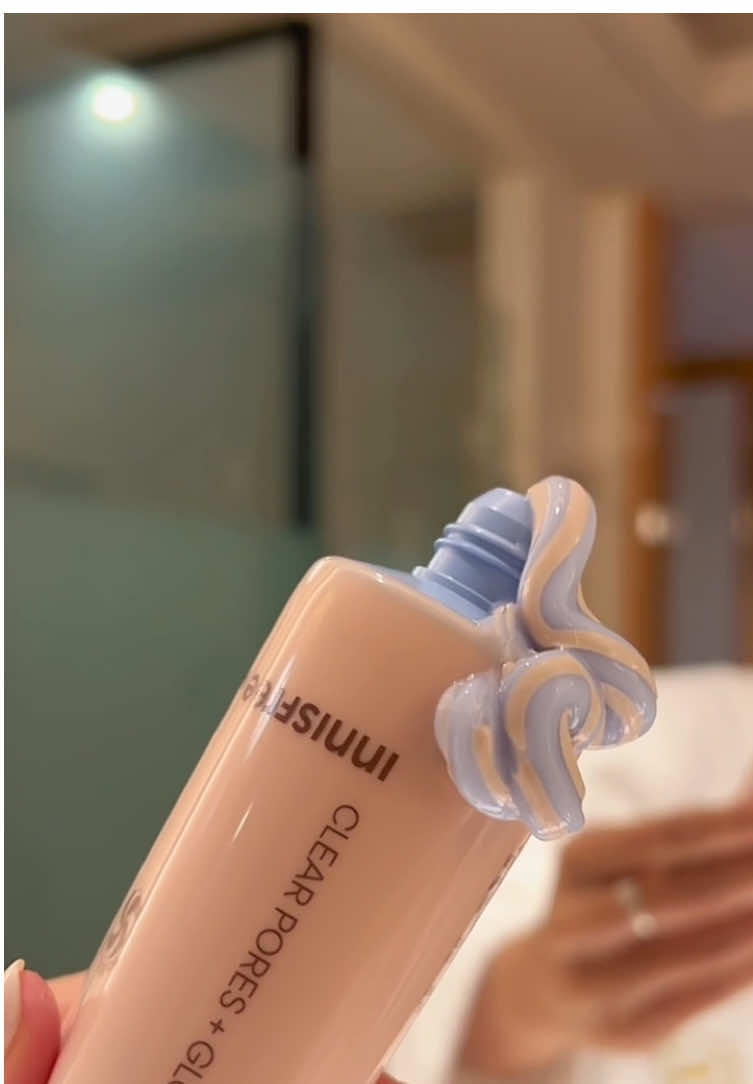 Mặt nạ đất sét 2 trong 1 - vừa làm sạch sâu vừa giúp da căng bóng ẩm mượt chỉ trong 5’ 🫧. Chiều các nàng hơn cả người yêu, INNISFREE còn ưu đãi em Swirl Mask này còn 299k từ ngày 6-8/5 dịp Super Brand Day 🎉. Nhanh tay +1 sản phẩm vào giỏ hàng thôiii. #innisfreevietnam #superfreeday #skincarechuanhan #uudaibatngan #tiktokshop #volcanicswirlporemask 