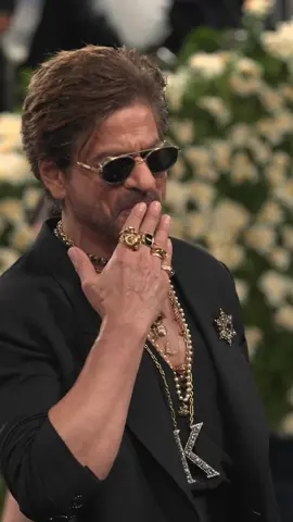 Imagine #ShahRukh Khan blows you a kiss… #SRK made his #MetGala debut in a look by #Sabyasachi. 