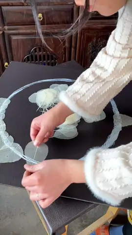 From Spice Rack to Art Attack: Craft Magic with Cinnamon & Preserved Leaves Who knew your kitchen staples could double as a crafting goldmine? Forget boring old glue sticks—let’s turn cassia bark (aka Chinese cinnamon) and skeleton leaves into jaw-dropping DIY creations that smell amazing and look even better. Here’s your quirky guide to nature-inspired artistry! Part 1: Cinnamon’s Second Life That aromatic bark isn’t just for lattes! Try these handmade hacks: Spice-Infused Candles: Embed cassia sticks into soy wax for a woodsy, holiday-ready vibe. Rustic Ornaments: Hot-glue cinnamon quills into star shapes—instant and fragrant Christmas decor. Vanilla-Cinnamon Potpourri: Mix dried orange slices, Saigon cinnamon, and cloves in a bowl (bonus: it deters pantry moths!). Pro tip: Cassia bark’s natural oils make it water-resistant—perfect for crafting coasters or trivets! Part 2: Skeleton Leaf Sorcery Preserved leaves (those delicate, lace-like vein crafts) are crazy versatile: Fairy Lanterns: Mod Podge leaves onto glass jars; drop in LED tea lights for enchanted lighting. Botanical Bookmarks: Laminate leaves with gold leaf accents—bookworms will swoon. Ethereal Wall Art: Arrange dyed skeleton leaves in shadow boxes for a nature-made masterpiece. Secret weapon? Glycerin-soaked leaves stay flexible for artisan projects without crumbling. Mashup Idea: Cinnamon & Leaf Mobile Combine both! Hang cassia sticks and gilded leaves with twine for a bohemian wind chime that whispers 