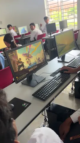 គ្រូបង្រៀនលេងfree fire😹😹