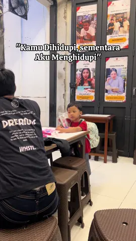 Minggu lalu lagi makan di sambel bakar bandung, ketemu ini anak, jualan tissue dan bunga, aku ga beli tissuenya karena banyak dimobil, aku cuma kasih dia uang, dia lumayan lama diem di mejaku ngeliatin anak dan ponakanku, di tawarin makan ngga mau, setelah itu dia pindah ke meja depan, dan melakukan hal yg sama , diem sambil liatin anak di meja depan tsb makan, mungkin dalam hatinya lagi ngomong 🥺🥺🥺 semangat adek, kesuksesan menantimu di masa depan  #ceritakita #fourtwnty 