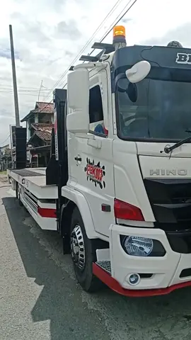 selfloader hino2017 siap mengaspal dari sabang sampai merauke...  #selfloader #trukmaniaindonesia #fypp #towingservice #alatberat 