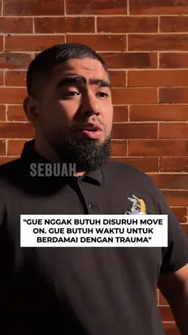 “Move on aja,” kata orang. Padahal trauma nggak segampang itu. Kadang lo ngerasa udah sembuh, besoknya luka lama nyala lagi. Tapi itu bukan gagal — itu proses. Sembuh bukan soal lupa, tapi berani jalan lagi dan berdamai dengan luka trauma itu. tapi lo yang sekarang pegang kendali. Ada yang ngalamin? Yuk diskus di komen..