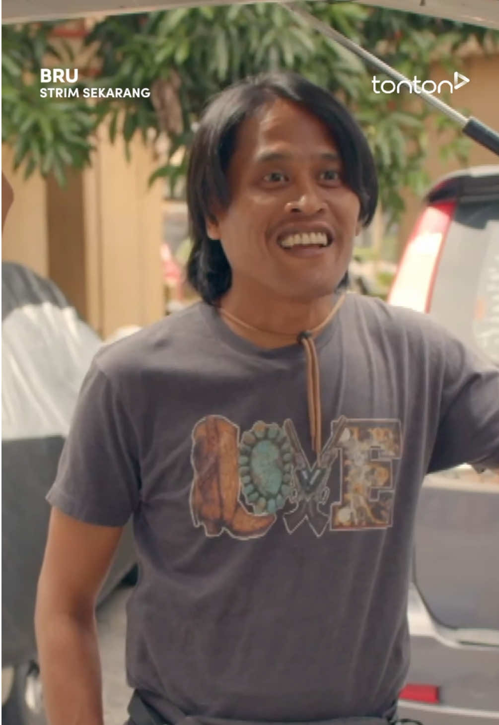 Muka gangster tapi nak cute cute pula 😂 Saksikan BRU, sebuah siri arahan Nik Amir Mustapha. Strim sekarang, eksklusif di Tonton! ▶️#BRU -> Setiap Isnin & Khamis Pelakon Utama  @shukriyahaya sebagai Shah @sitihariesa sebagai Hani @amerul_affendi sebagai Ajan 🎬Pengarah @_nikamir  🎥Penerbit: @hafiz.chin 🎥Terbitan: @lumaticfilms  ✍️Penulis Skrip: @hadimnor