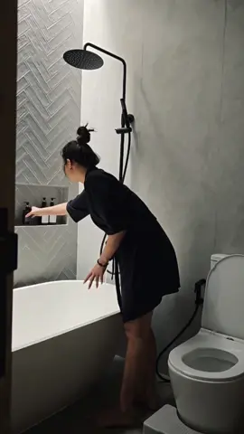 Rainy day routine~  Bonus detail tiles dinding kamar mandi utama yang sering banget ditanyain.. Save aja dulu buat nanti2~ #homedecor #homeliving #cozyliving 