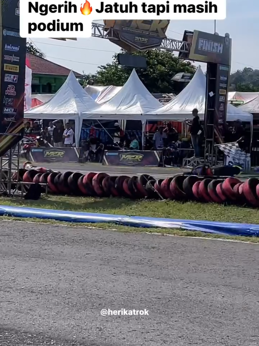 untung jatuhnya Deket finish #fypシ゚viral #pausmenyelam #fyp #roadrace 