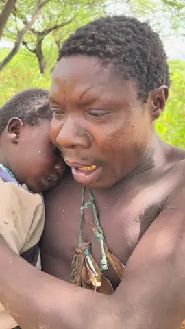 You’ll Love Chaaba After Watching This ❤️😍 See How This Hadzabe Hunter Takes Care of His Daughter! 