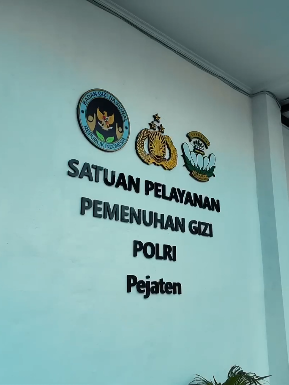 Satuan Pelayanan Pemenuhan Gizi (SPPG) Polri Pejaten menerima kunjungan dari perwakilan The Rockefeller Foundation dan Asian Development Bank. SPPG Pejaten menjadi salah satu percontohan karna dinilai modern. Kunjungan ini bertujuan untuk melihat langsung implementasi program pemenuhan gizi serta memastikan pelaksanaan program MBG di kepolisian berjalan dengan baik. Para perwakilan tersebut juga sempat mencicipi dan mereview langsung makanan bergizi gratis (MBG) ini loh Sobat Polri. Kehadiran para perwakilan ini merupakan bagian dari upaya bersama dalam mendukung peningkatan kualitas pelayanan kesehatan dan gizi di institusi negara, serta memperkuat kerja sama dengan mitra pembangunan internasional. #SPPGPolri #RockefellerFoundation #AsianDevelopmentBank #PemenuhanGizi #KesehatanPolri #KemitraanInternasional #ProtokolKesehatan #PolriPeduliKesehatan #SinergiUntukBangsa #fyp #foryou #foryoupage #beranda #berandatiktok 