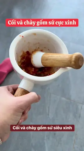 Cối và chày giã bằng gốm sứ rất là xinh ạ, giã rất dễ và rất thích nhé, đựng thức ăn đặt trên bàn ăn rất là tiện ạ