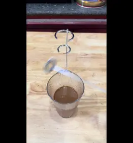 MÁY TẠO BỌT SỮA CASO FOMINI 1610 – NHỎ GỌN, MẠNH MẼ, CHUẨN CHÂU ÂU 	•	Tốc độ quay 12.000 vòng/phút, đánh bọt mịn trong vài giây 	•	Lưỡi đánh bằng thép không gỉ cao cấp, an toàn & bền bỉ 	•	Tay cầm phủ cao su mềm, cầm chắc tay – chống trượt 	•	Có giá đỡ đi kèm, tiện lợi – vệ sinh – tránh trầy xước Thông số kỹ thuật: 	•	Màu sắc: Đen 	•	Chất liệu: Thép không gỉ + nhựa phủ cao su 	•	Kích thước: 40 x 40 x 245 mm 	•	Trọng lượng: 0.1 kg 	•	Pin sử dụng: 2 viên pin AA (dễ thay) 	•	Phụ kiện kèm theo: Giá đỡ Thích cappuccino, matcha hay cacao đá bọt mịn béo ngậy? CASO Germany – “trợ thủ pha chế” gọn nhẹ không thể thiếu trong căn bếp hiện đại! #coffee #maydanhsuamini #maytaobotcaphe #caphe #phacaphe #muataitiktok #xunghuong #hottrend #fpy #foryou 