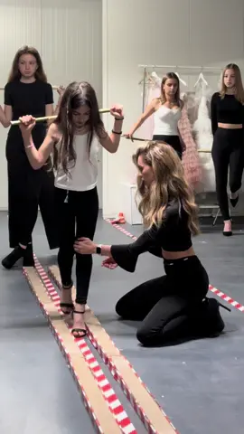 Catwalk ebook in my bio 🫶🏻💃🏼 #profademodeling #postura #mers #echilibru #balance #mybestkids #cursuridemodeling #cursuri #modeling #bucuresti #romania 