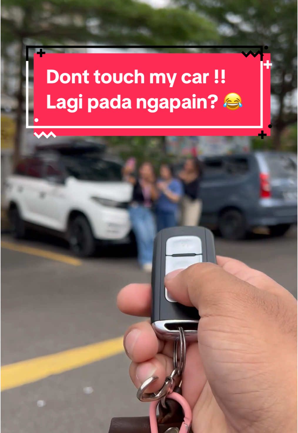 Dont touch my car ! Lagi pada ngapain ?  #viral #fyp #cantik #tiktokan #cewekcantik #jahil #socialexperiment 