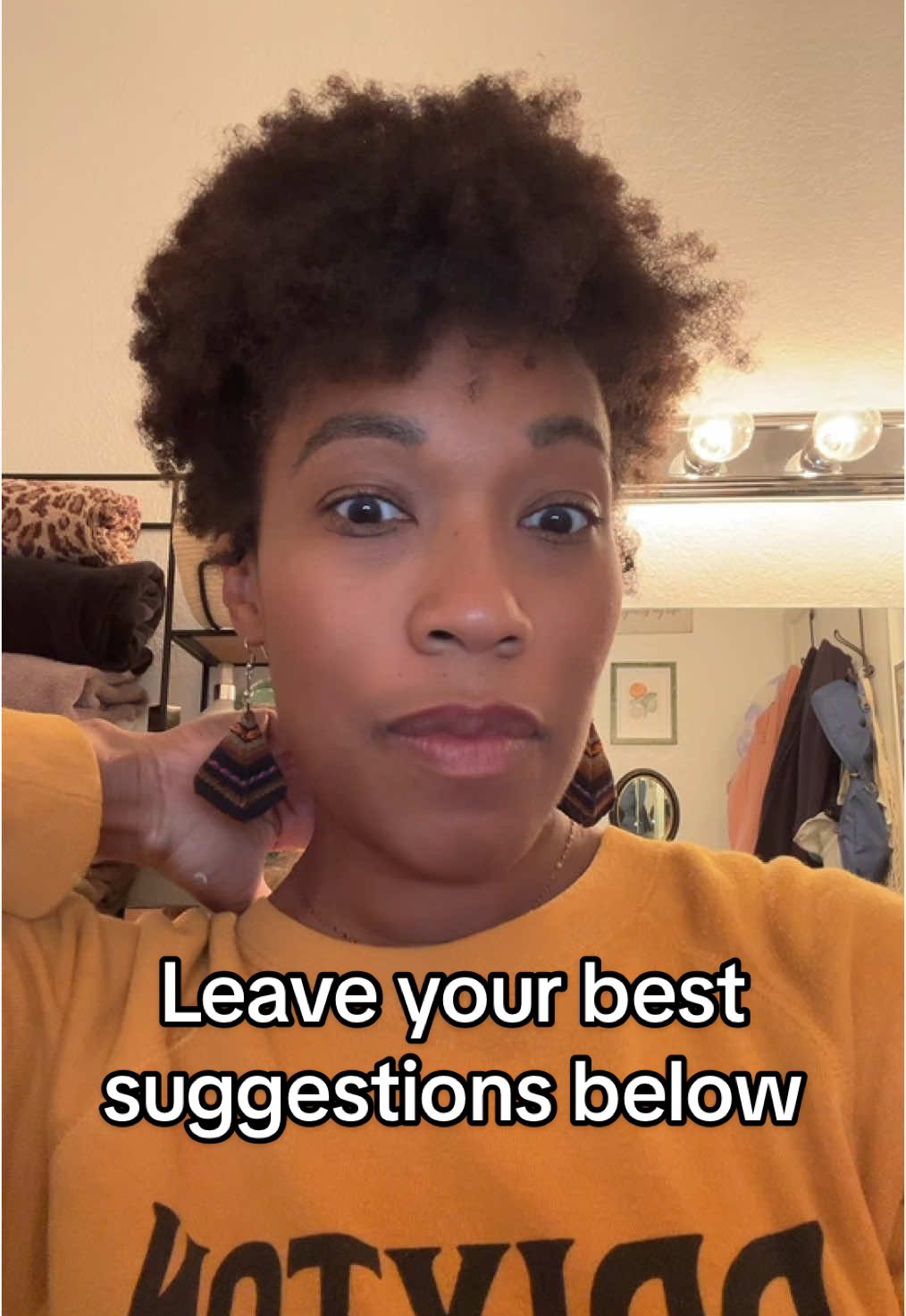What are your suggestions? Washing and detangling curly hair is a 2 hand task.  Should I just wait till the blister heals? #washday#hairroutine#burnremedy#coilygirl#4c#4chair#detangle#thestruggleisreal 