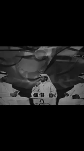 وانا احسب اني في فراقه تعافيت وان عبرتي من مدخل الزاد زاحت اللي يحسب اني على البعد سجيت والا ان عيوني للرقاد استباحت يا ليتني من قبل لا احبه اقفيت والا ان دروبي عن دروبه تناحت اهون علي من البكا والتناهيت واشلا من سدودٍ على الناس باحت عرفت كيف الحي يفرق عن الميت وعرفت قيمة نعمتي يوم راحت قولوا له اني عقب بعده تدانيت ورجلي عن دروب المعافين شاحت #اكسبلور #محمد_بن_فطيس #قصيد #قصايد  #شعر #مسرى #h ـ #viral ـ #Love ـ #fyp ـ #foryou 