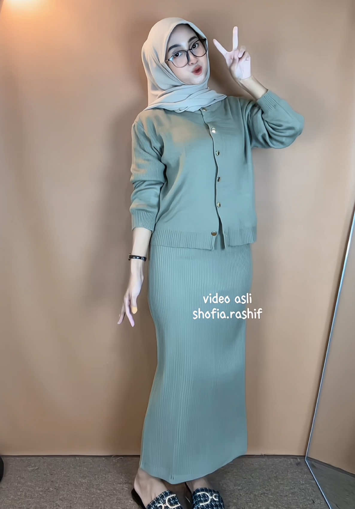 Oneset rajut simple,warna khaki bagus🤎 #fy #oneset #onesetrajut #cardiganrajut #rokspan #outfitideas #outfitinspo 