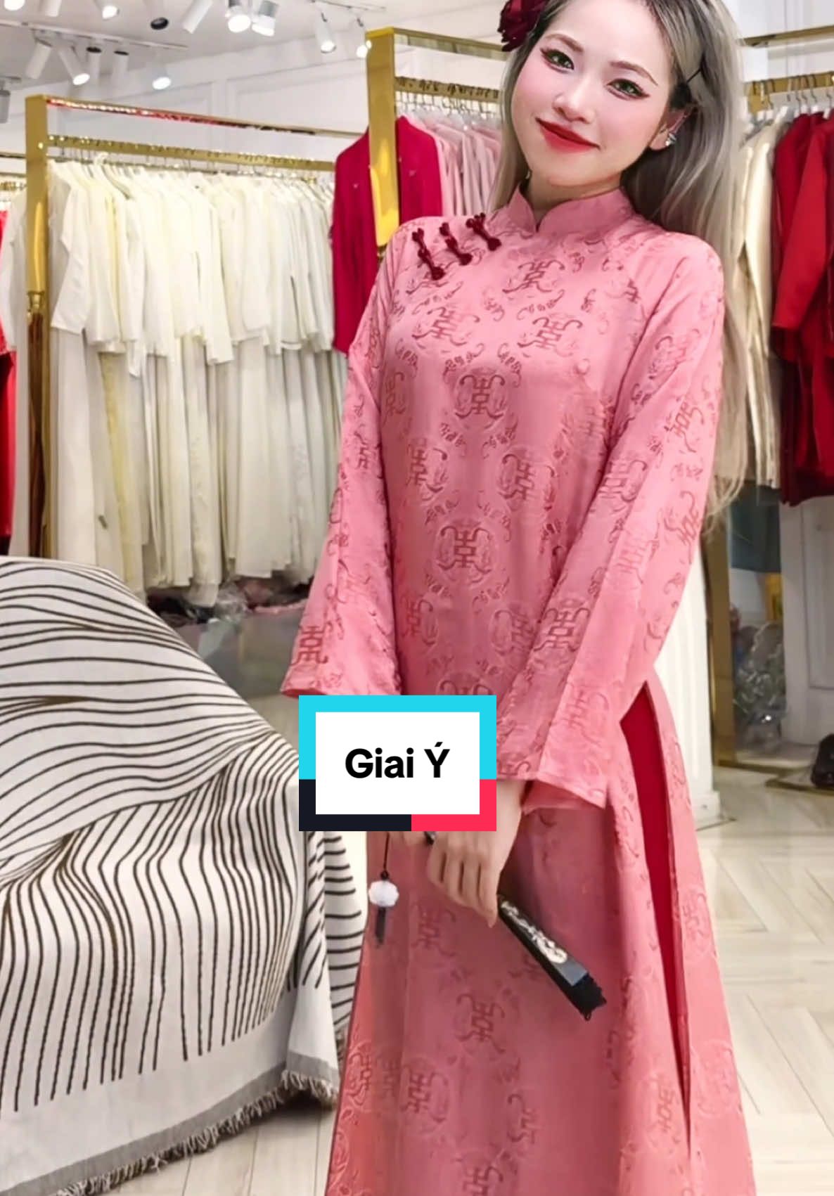 Giai Ý | Chất liệu tơ tằm mềm mịn, sắc hồng vỏ đỗ cùng hoạ tiết thọ dơi siêu yêu🩷🌸 #marymy #aodai #xuhuongtiktok #aodaicachtan #aodaitotam 