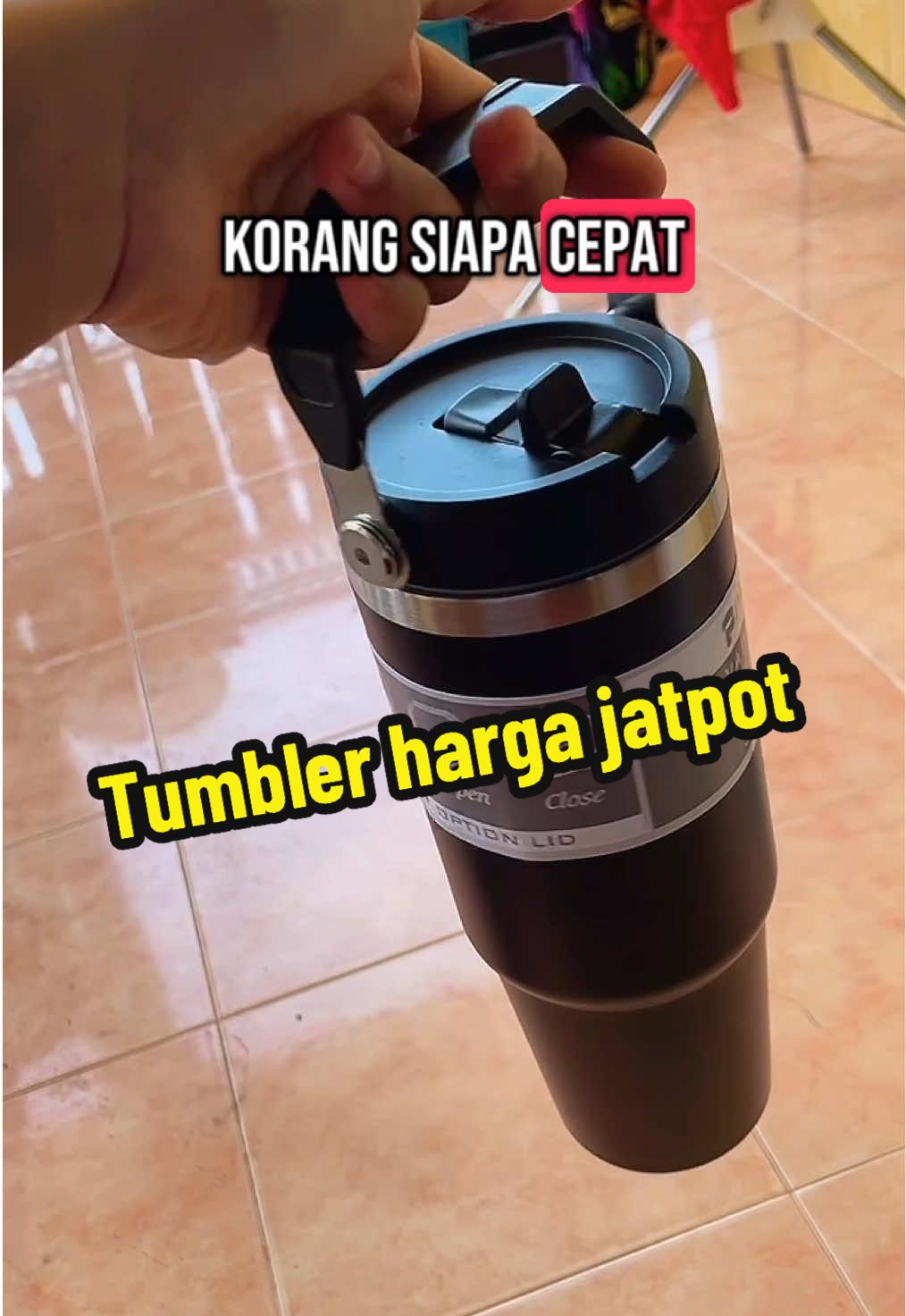 Harga drop gila, bukan main-main. Stainless steel, tahan panas & sejuk, ada straw + handle! Design lawa, tahan lasak – confirm ramai repeat. Scroll nampak ni = rezeki korang. Grab cepat sebelum sold out! #botolairviral #barangviral #tiktokmalaysia #fypmalaysia #botolaesthetic #barangmurah #trustedmalaysia #capcutedit #tahanpanas #tahansejuk #kitchengadget #barangkitchen #barangviral2025 #murahmalaysia #malaysiafyp#tumbler #tumblerviral #tumblermurah 