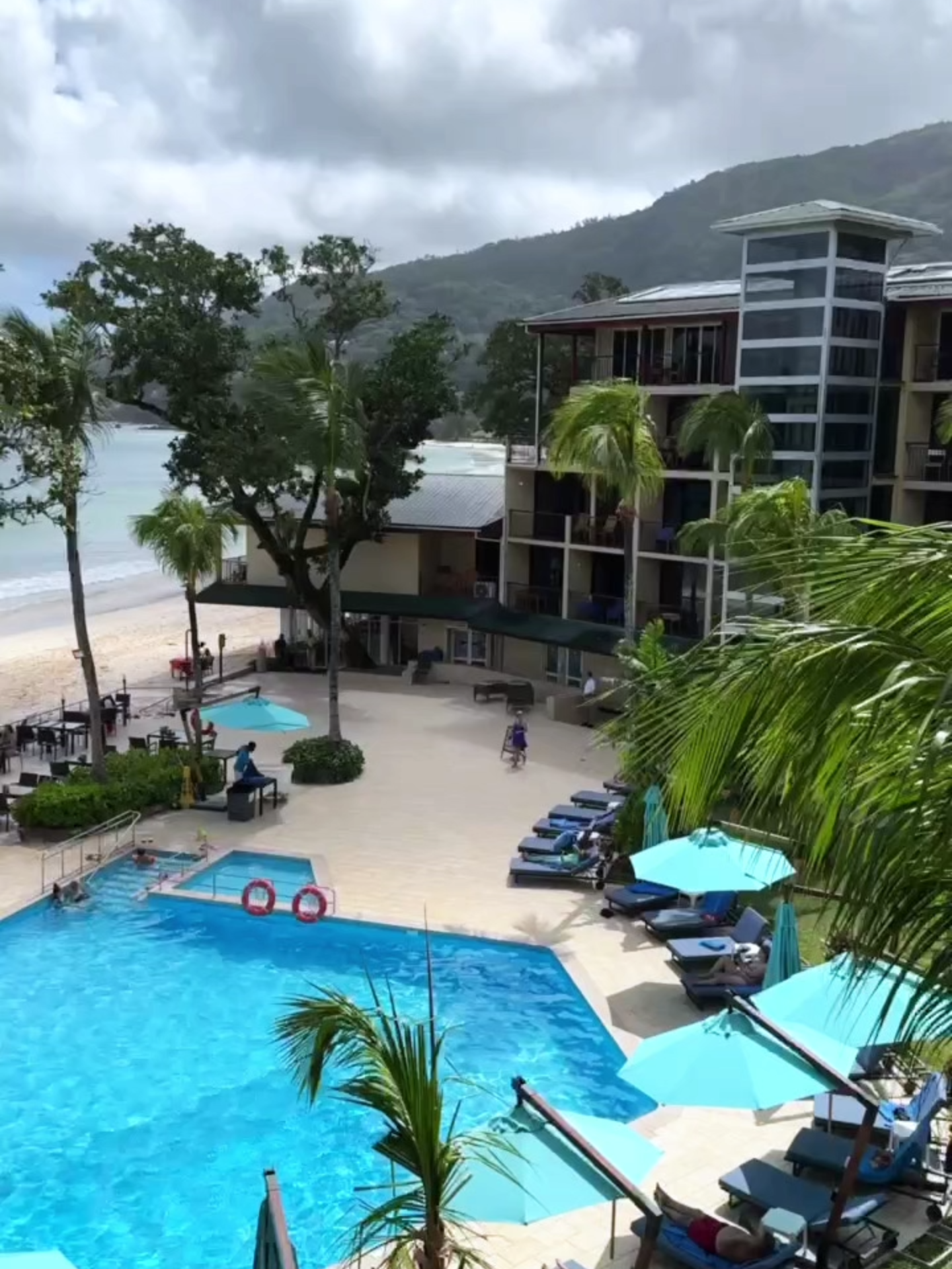 🌊A view you never want to close You wake up to the sound of waves, warm light fills the room, and outside your window — the endless Indian Ocean. This isn’t a postcard, it’s your everyday morning at Coral Strand. Just breathe and feel it — you’re on the islands!