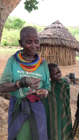 Elderly women sniffing tobacco 😍 #goviral #karamojatiktoker🥰🥰❤ #exploreuganda #warriornomadtrail #karatungatours #karamoja #discoverkaramoja #explorekaramoja 