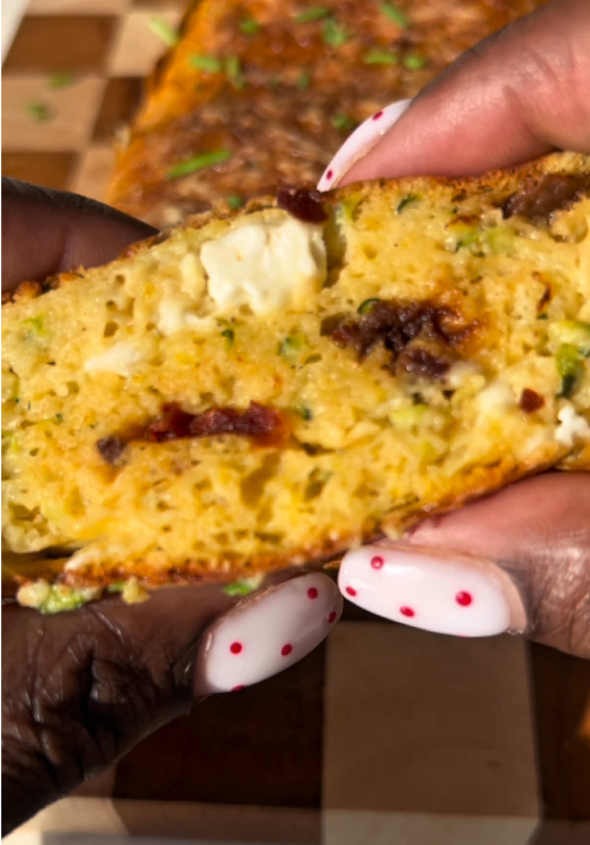 Ma recette de cake courgettes, feta et tomates séchées Ingrédients: -250g de farine -1 sachet de levure chimique -3 oeufs -2cs de skyr -1 grosse courgettes -1/2 feta -4/5 tomates séchées -1 petite poignée d’emmental -1cc de curry de mangue  Cuisson à 180 degrés pendant 20/25 minutes  #food #cuisine #EasyRecipes #recettegourmande #healthyfood #cakesale #courgettes #veggie #vegetarianfood #vegetarianrecipes #zucchini 